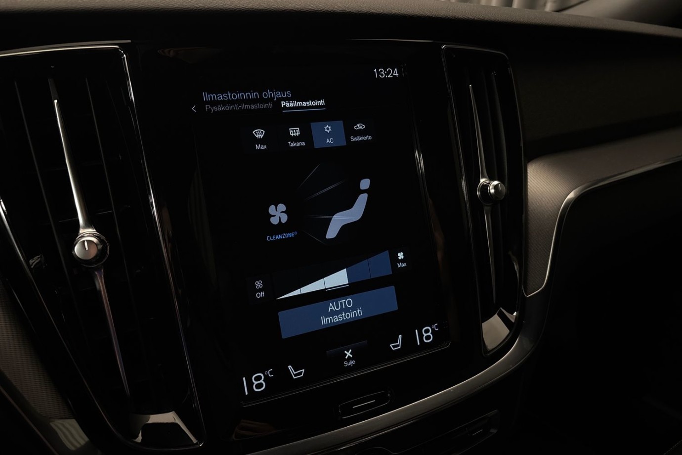 Esittelykuva Volvo V60 lataushybridiautosta.