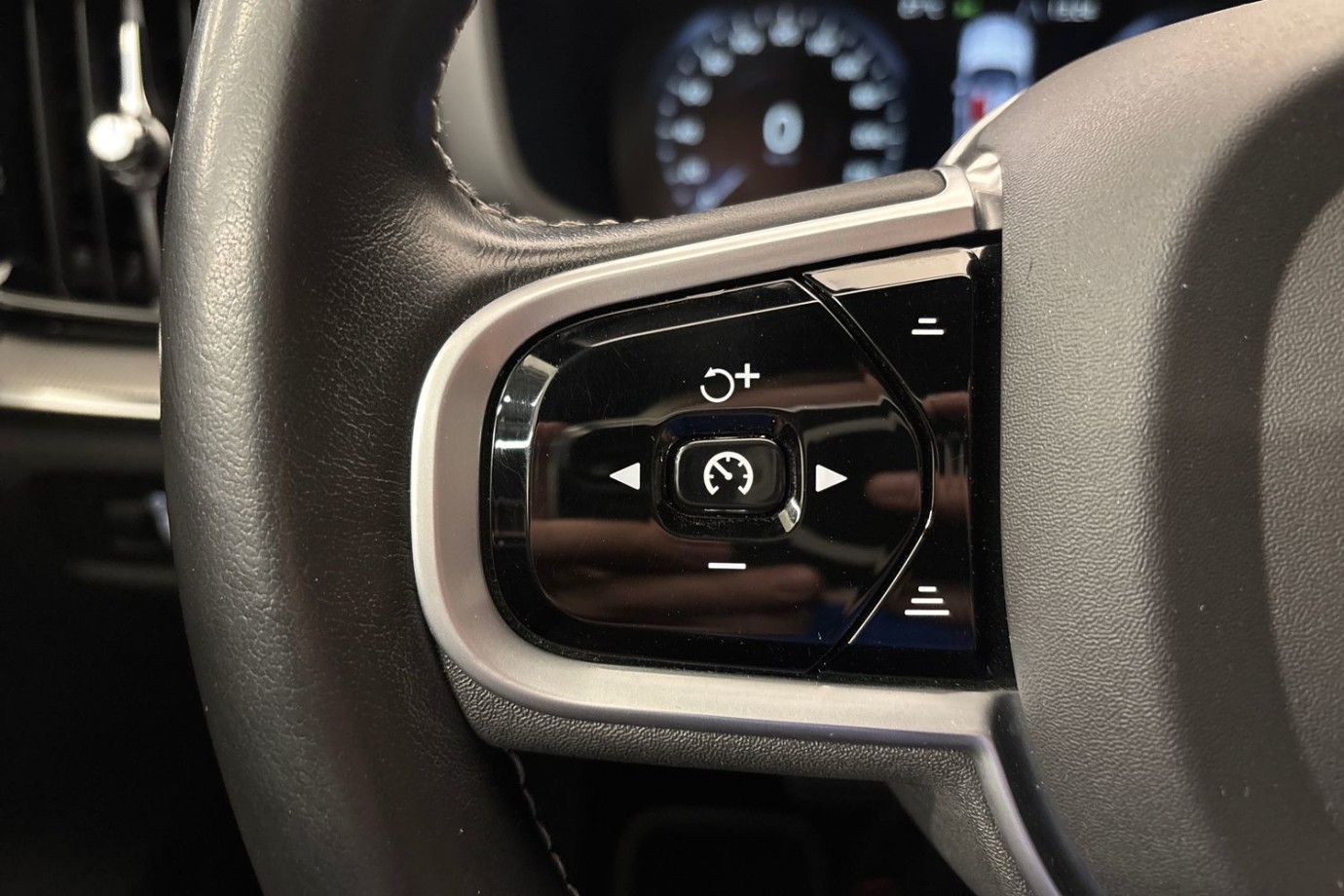 Esittelykuva Volvo V60 lataushybridiautosta.