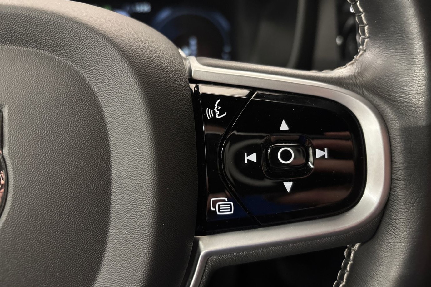 Esittelykuva Volvo V60 lataushybridiautosta.