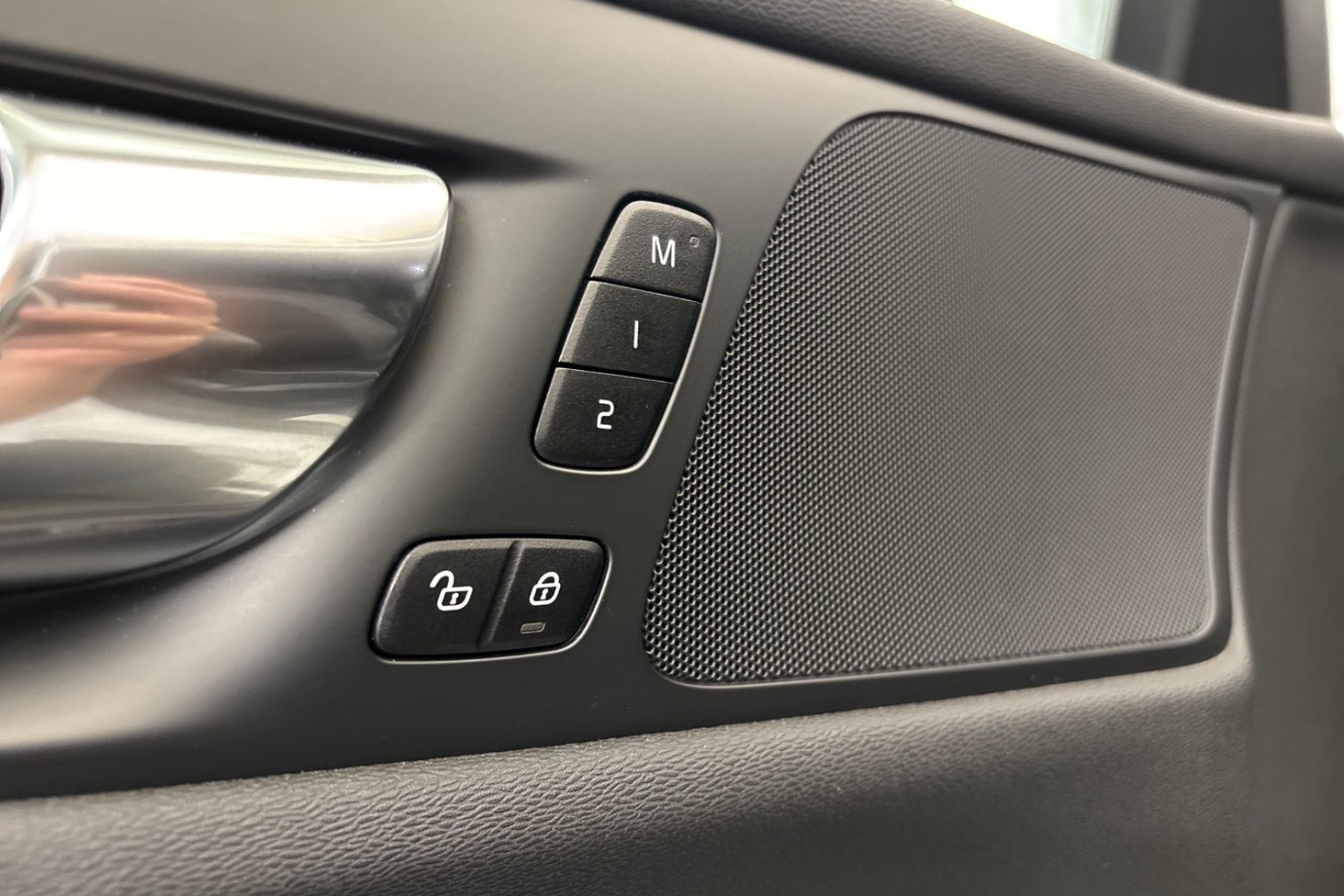 Esittelykuva Volvo V60 lataushybridiautosta.