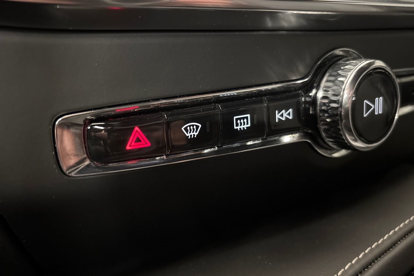 Esittelykuva Volvo V60 lataushybridiautosta.