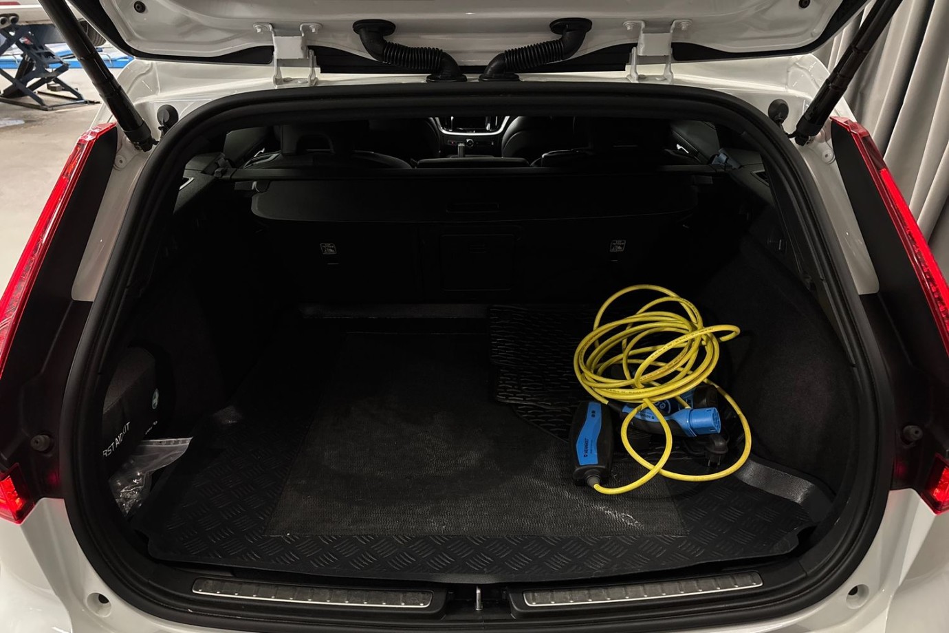 Esittelykuva Volvo V60 lataushybridiautosta.