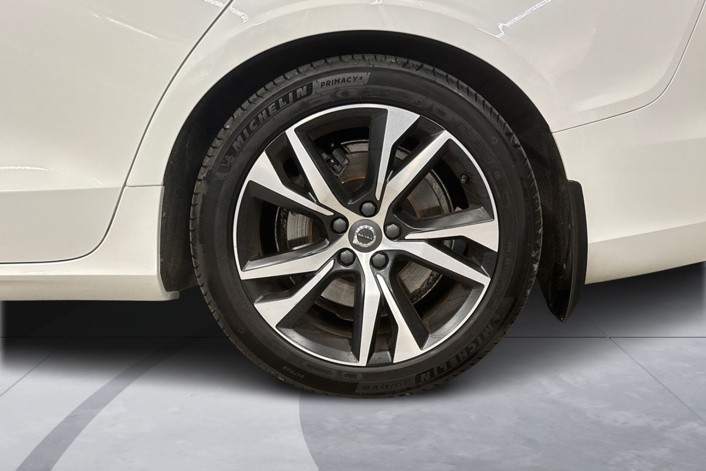 Esittelykuva Volvo V60 lataushybridiautosta.