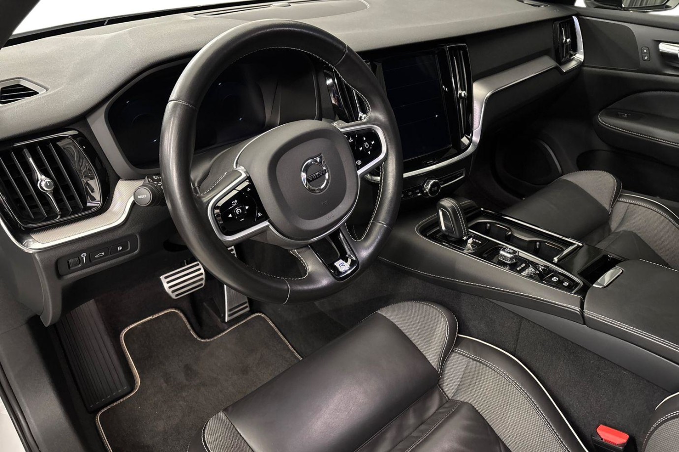 Esittelykuva Volvo V60 lataushybridiautosta.
