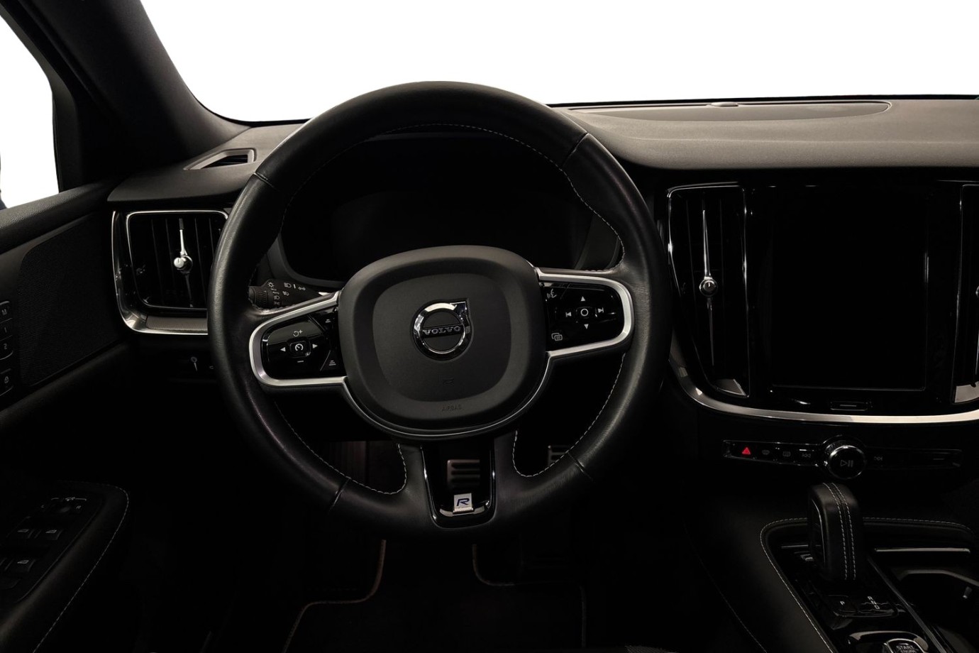 Esittelykuva Volvo V60 lataushybridiautosta.