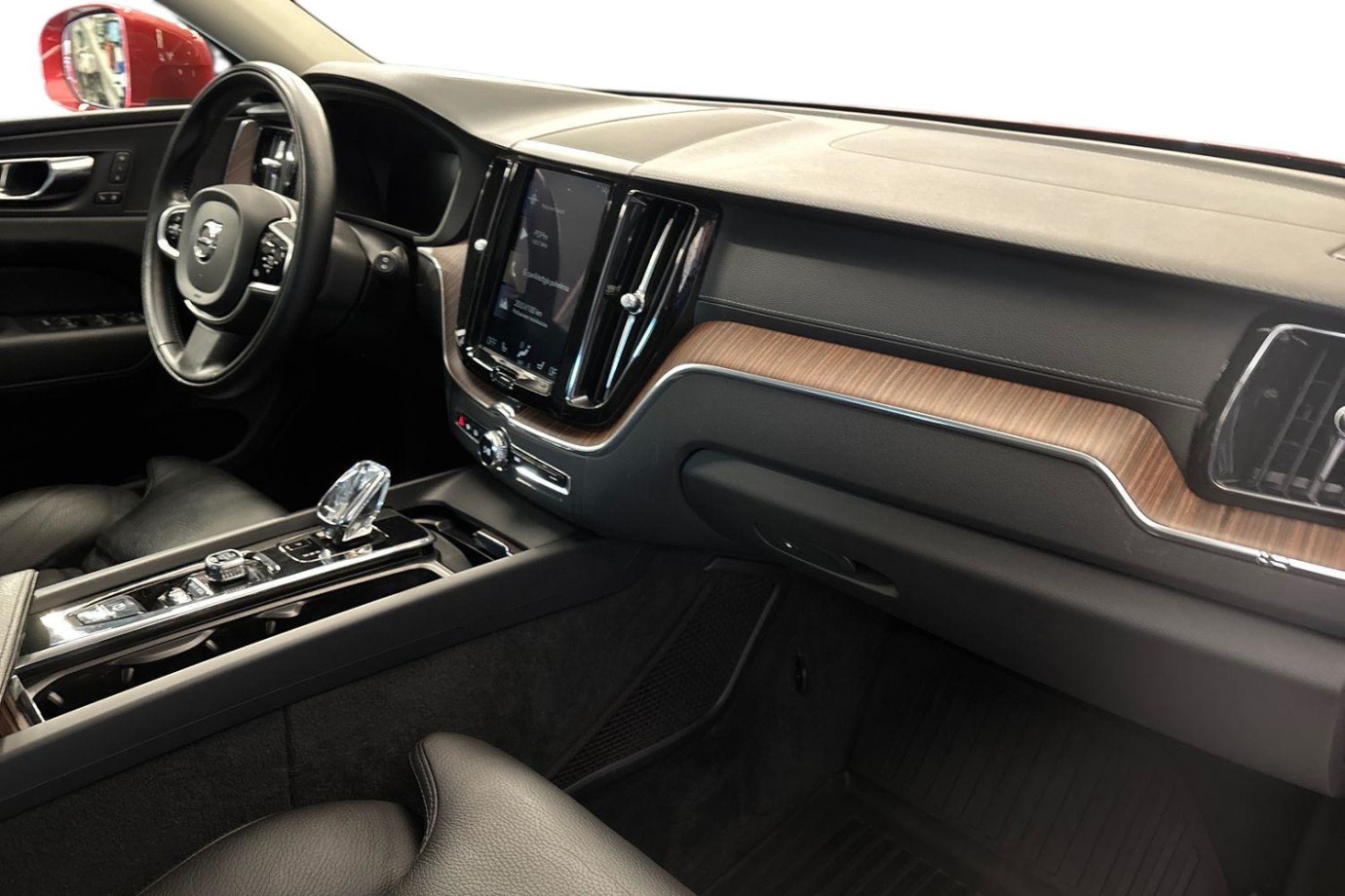 Esittelykuva Volvo XC60 kevythybridiautosta.