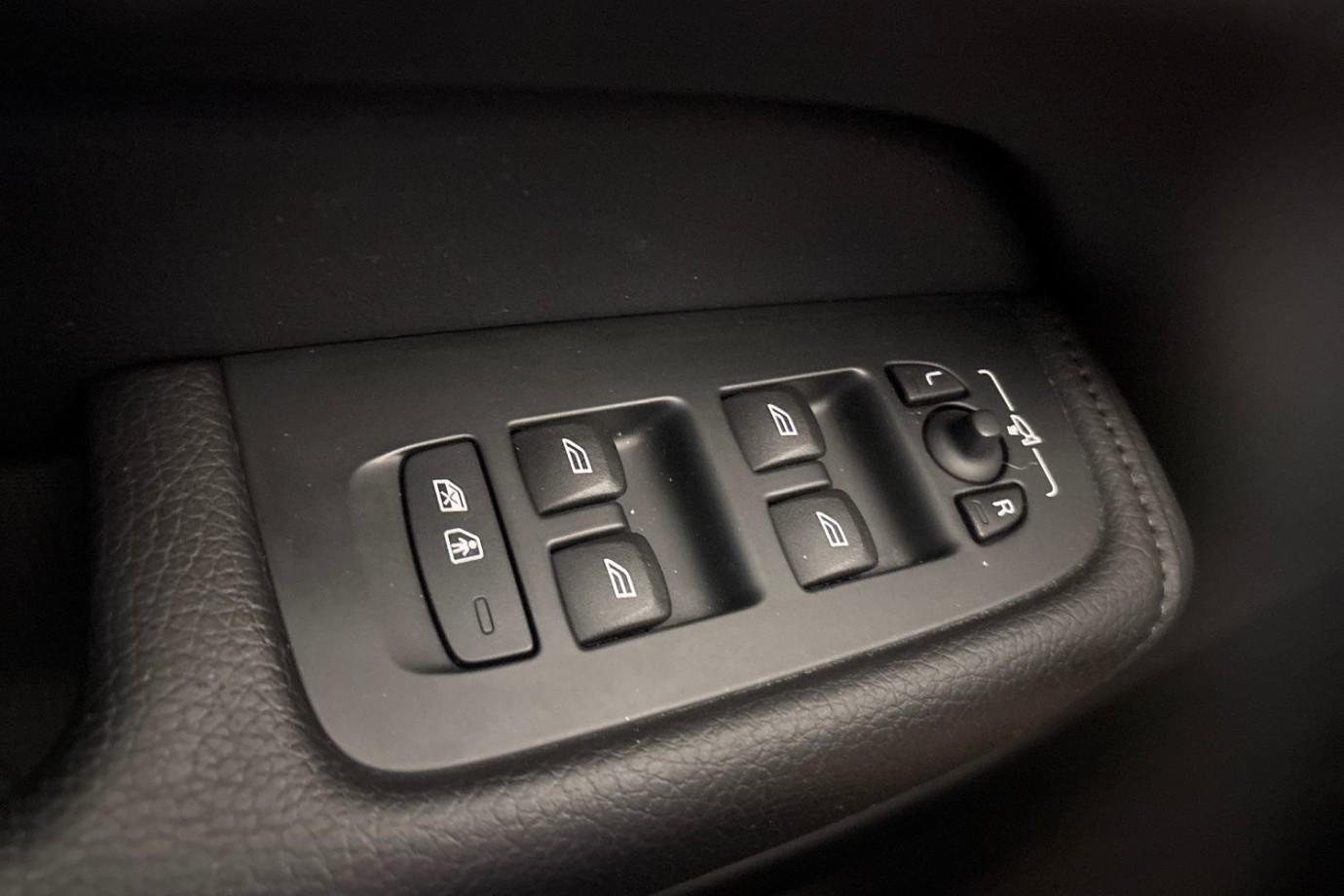 Esittelykuva Volvo XC60 kevythybridiautosta.