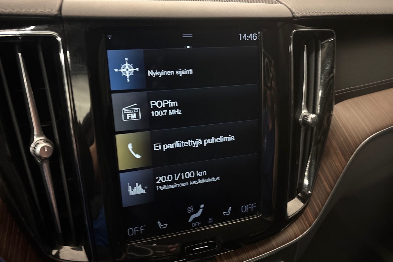 Esittelykuva Volvo XC60 kevythybridiautosta.