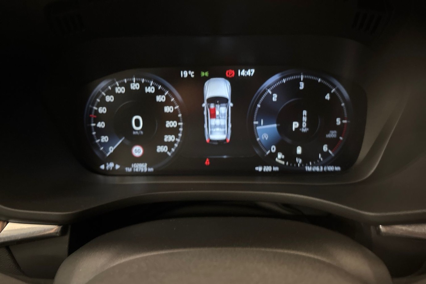 Esittelykuva Volvo XC60 kevythybridiautosta.