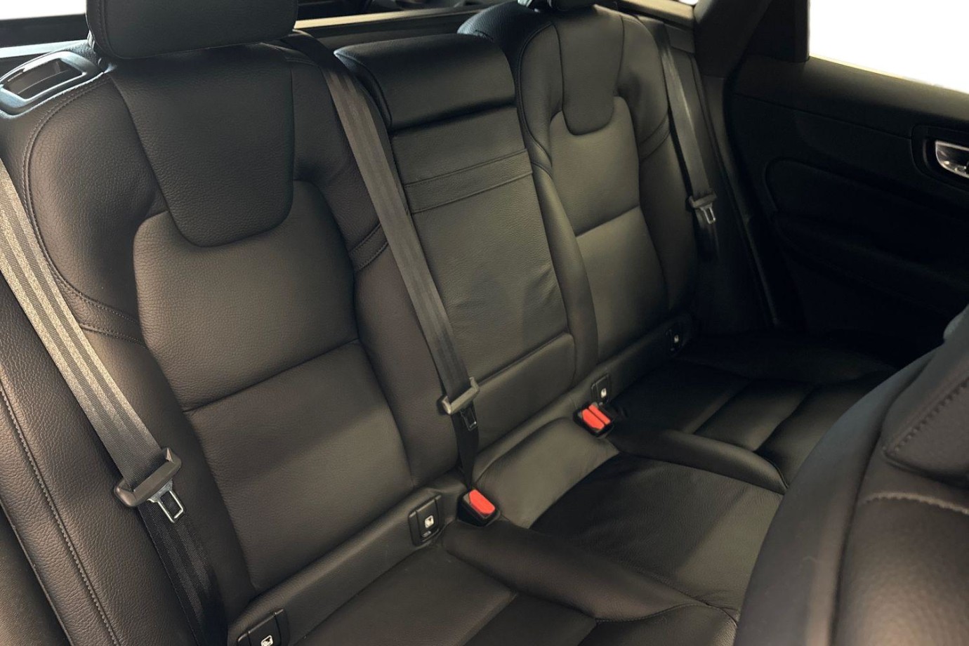 Esittelykuva Volvo XC60 kevythybridiautosta.