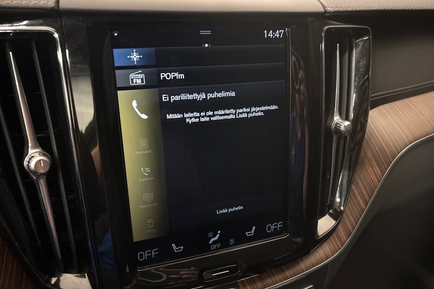 Esittelykuva Volvo XC60 kevythybridiautosta.
