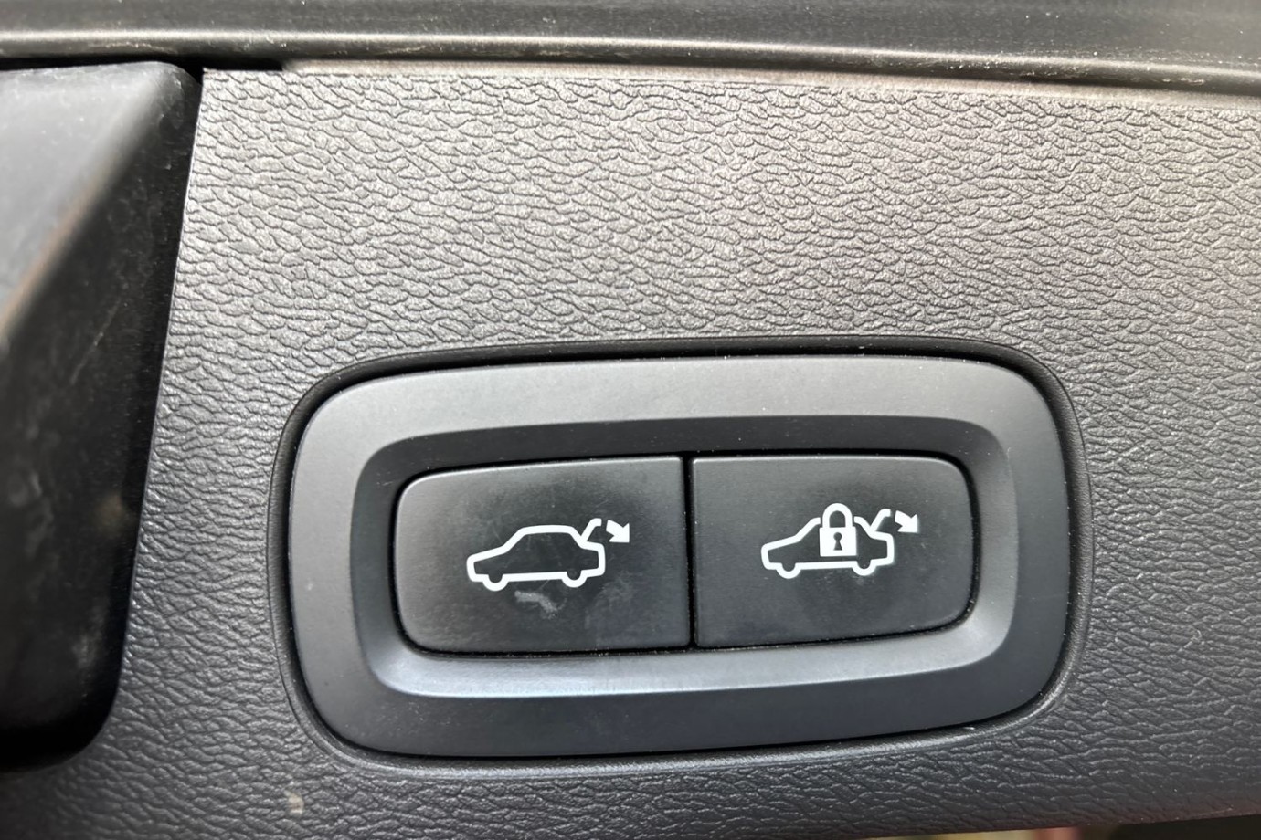 Esittelykuva Volvo XC60 kevythybridiautosta.