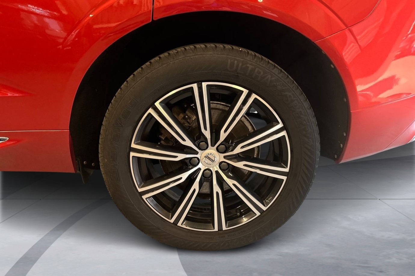 Esittelykuva Volvo XC60 kevythybridiautosta.