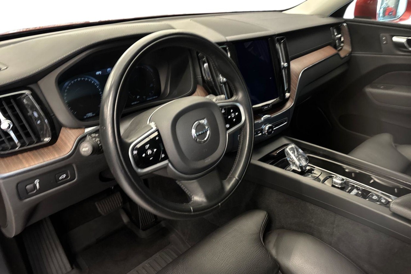Esittelykuva Volvo XC60 kevythybridiautosta.