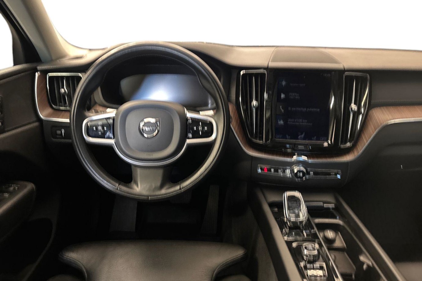 Esittelykuva Volvo XC60 kevythybridiautosta.
