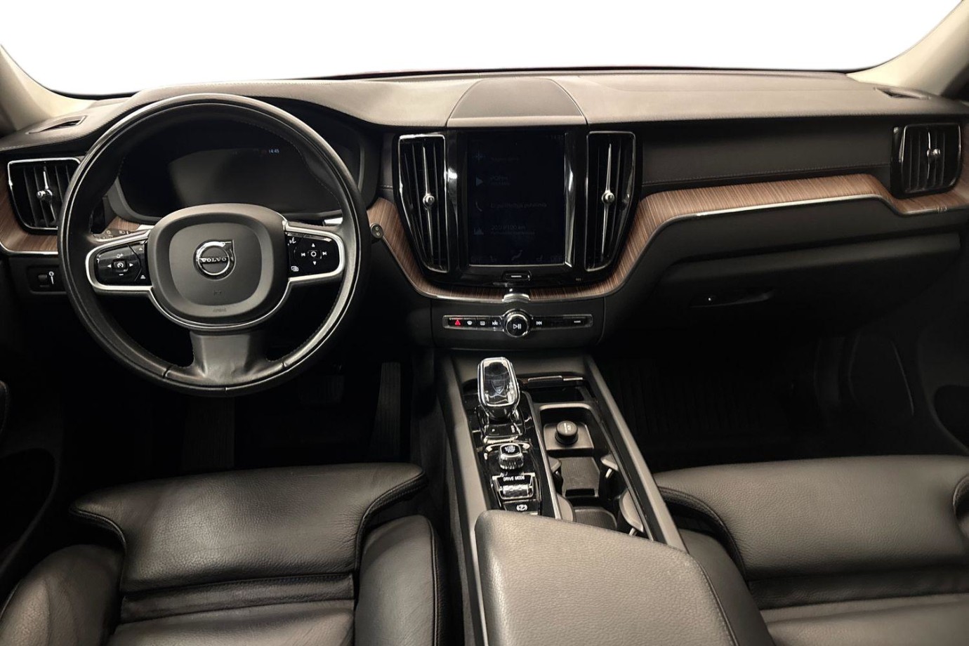 Esittelykuva Volvo XC60 kevythybridiautosta.