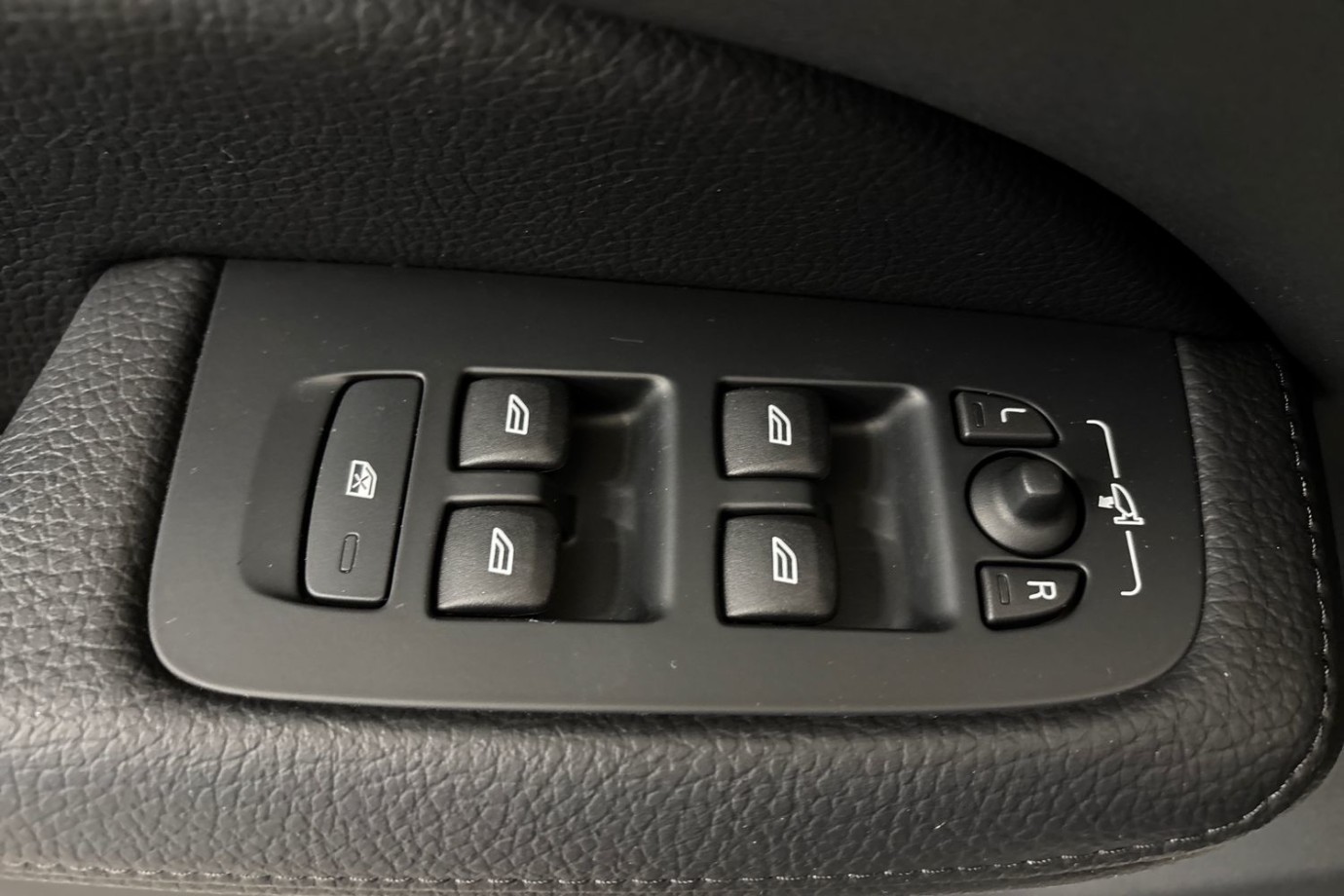 Esittelykuva Volvo V60 lataushybridiautosta.