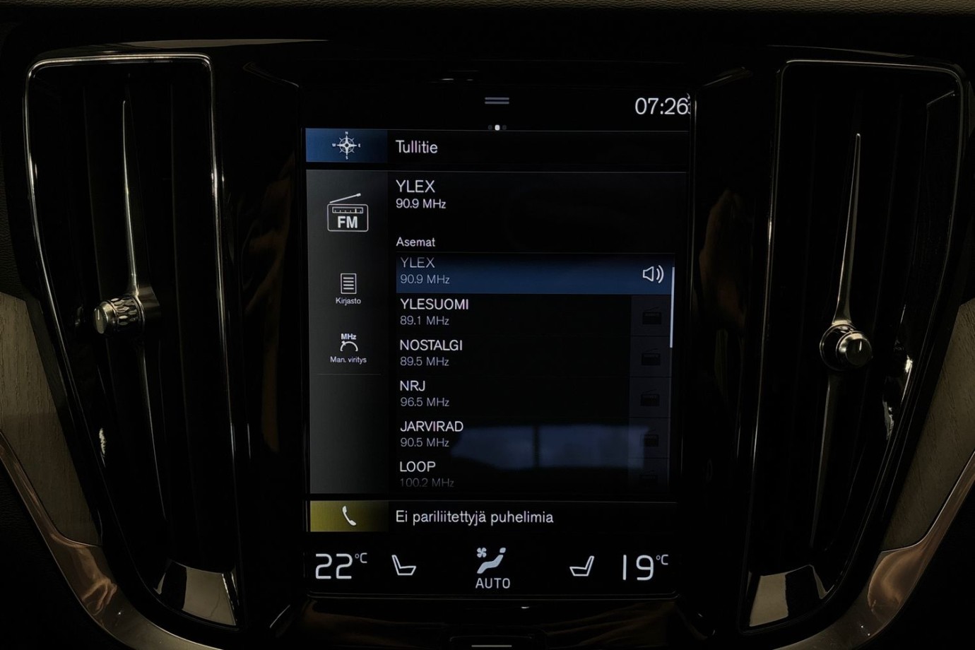 Esittelykuva Volvo V60 lataushybridiautosta.
