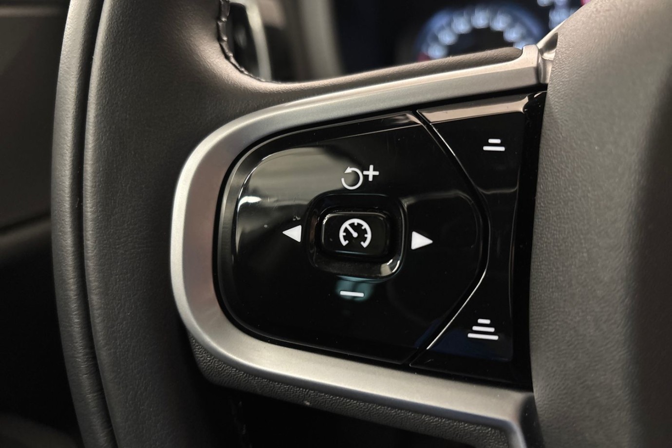 Esittelykuva Volvo V60 lataushybridiautosta.