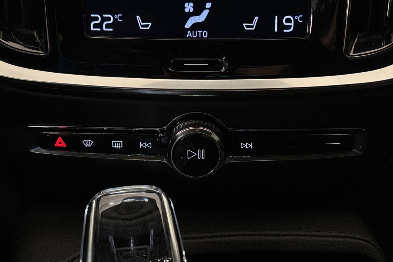 Esittelykuva Volvo V60 lataushybridiautosta.