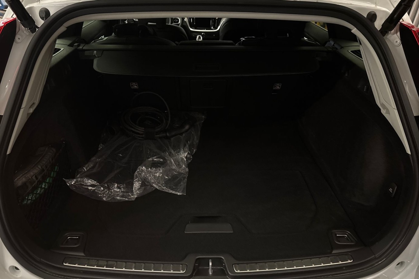 Esittelykuva Volvo V60 lataushybridiautosta.