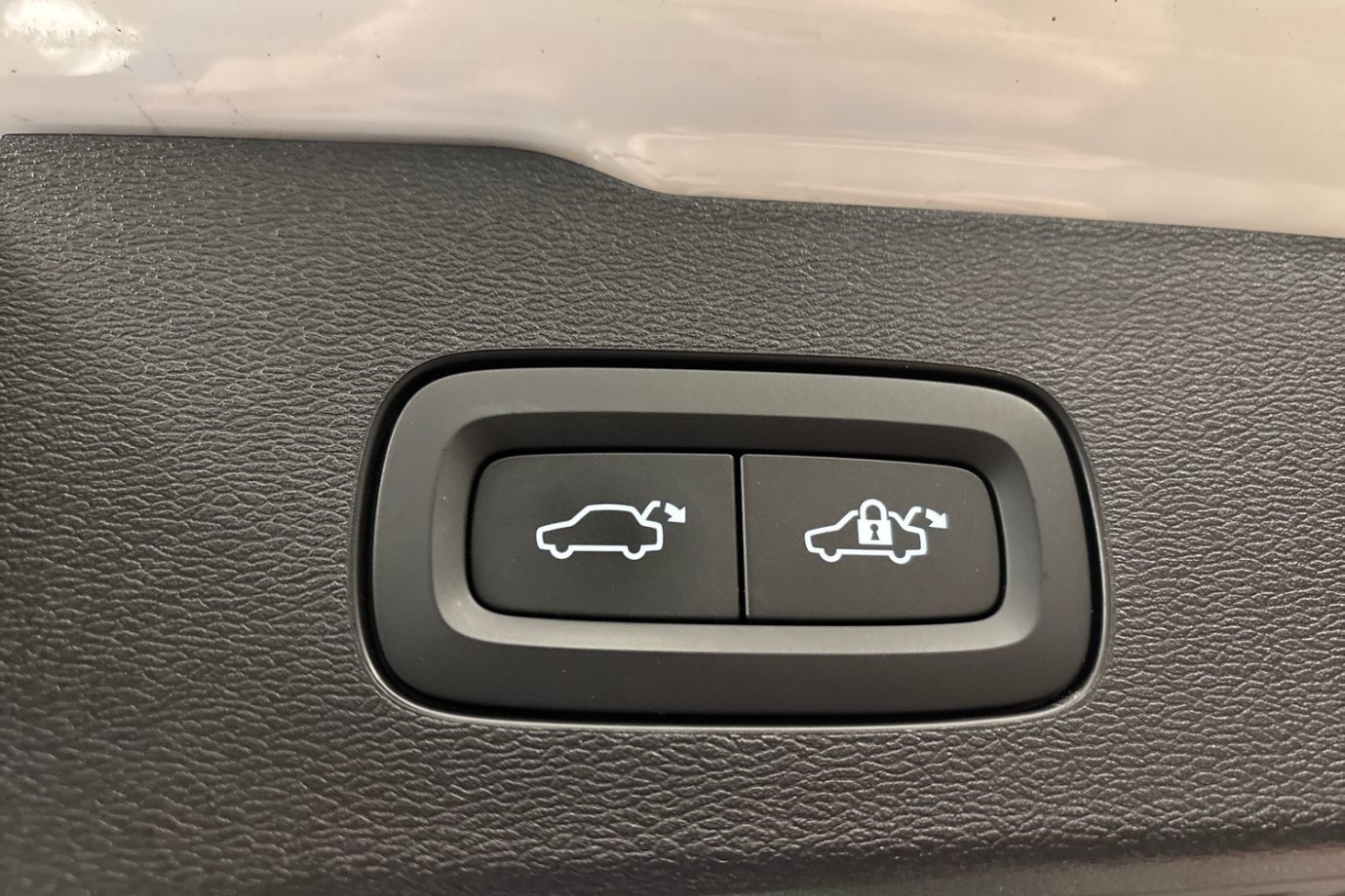 Esittelykuva Volvo V60 lataushybridiautosta.