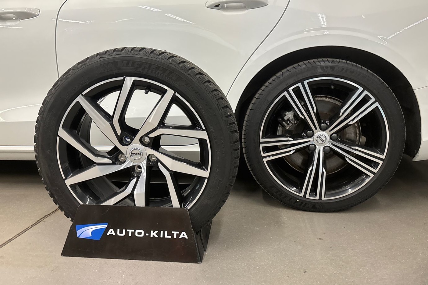 Esittelykuva Volvo V60 lataushybridiautosta.