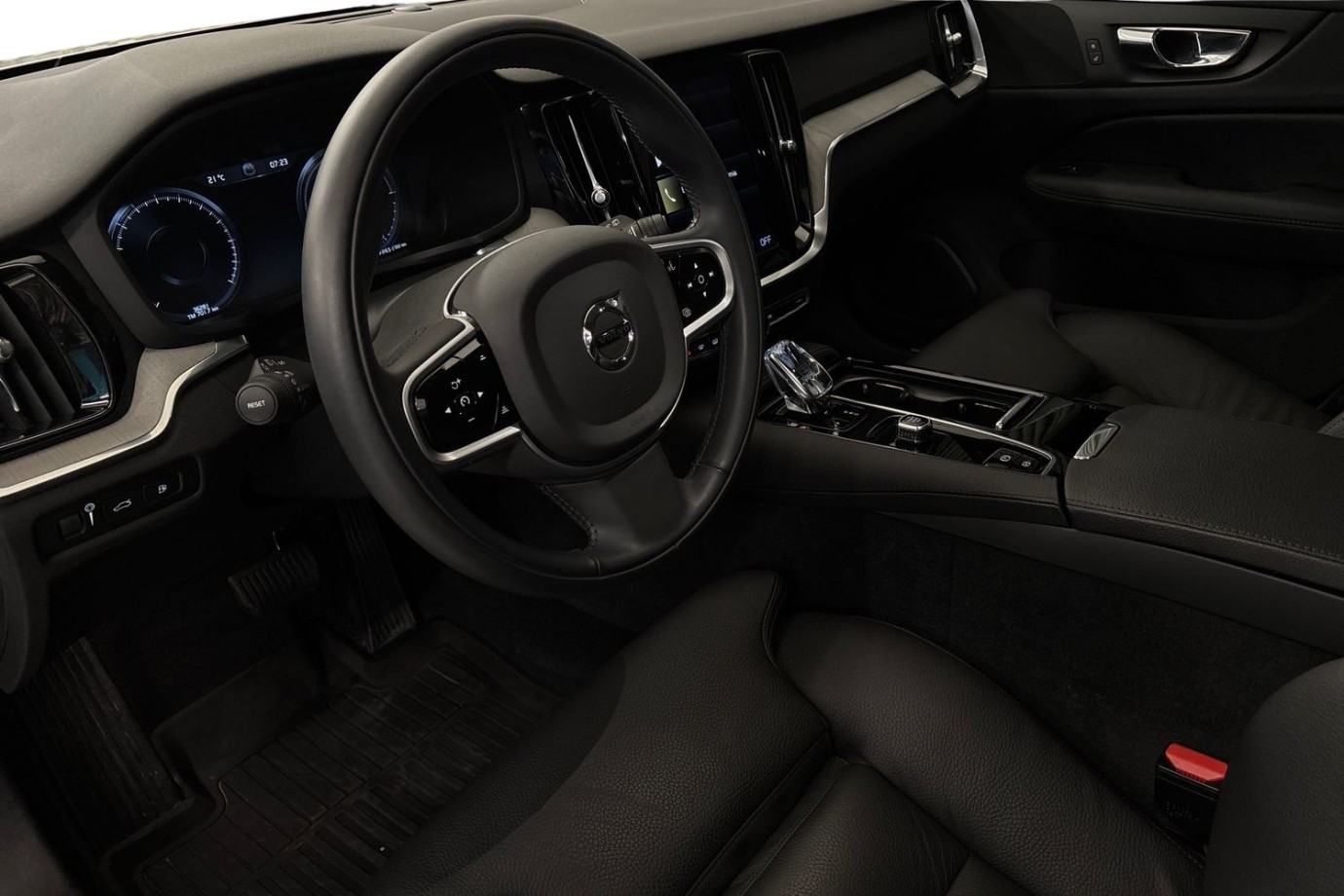 Esittelykuva Volvo V60 lataushybridiautosta.