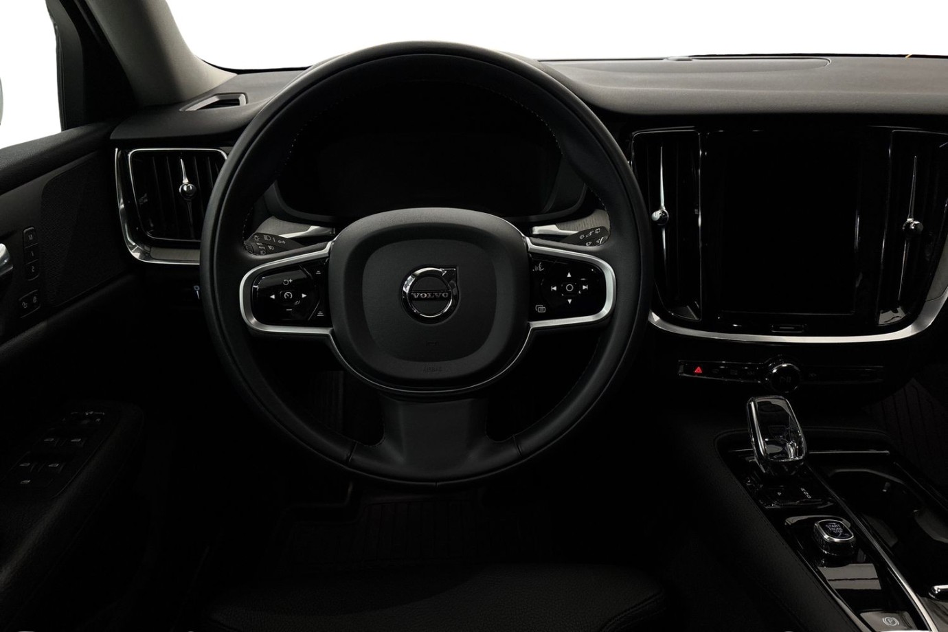 Esittelykuva Volvo V60 lataushybridiautosta.