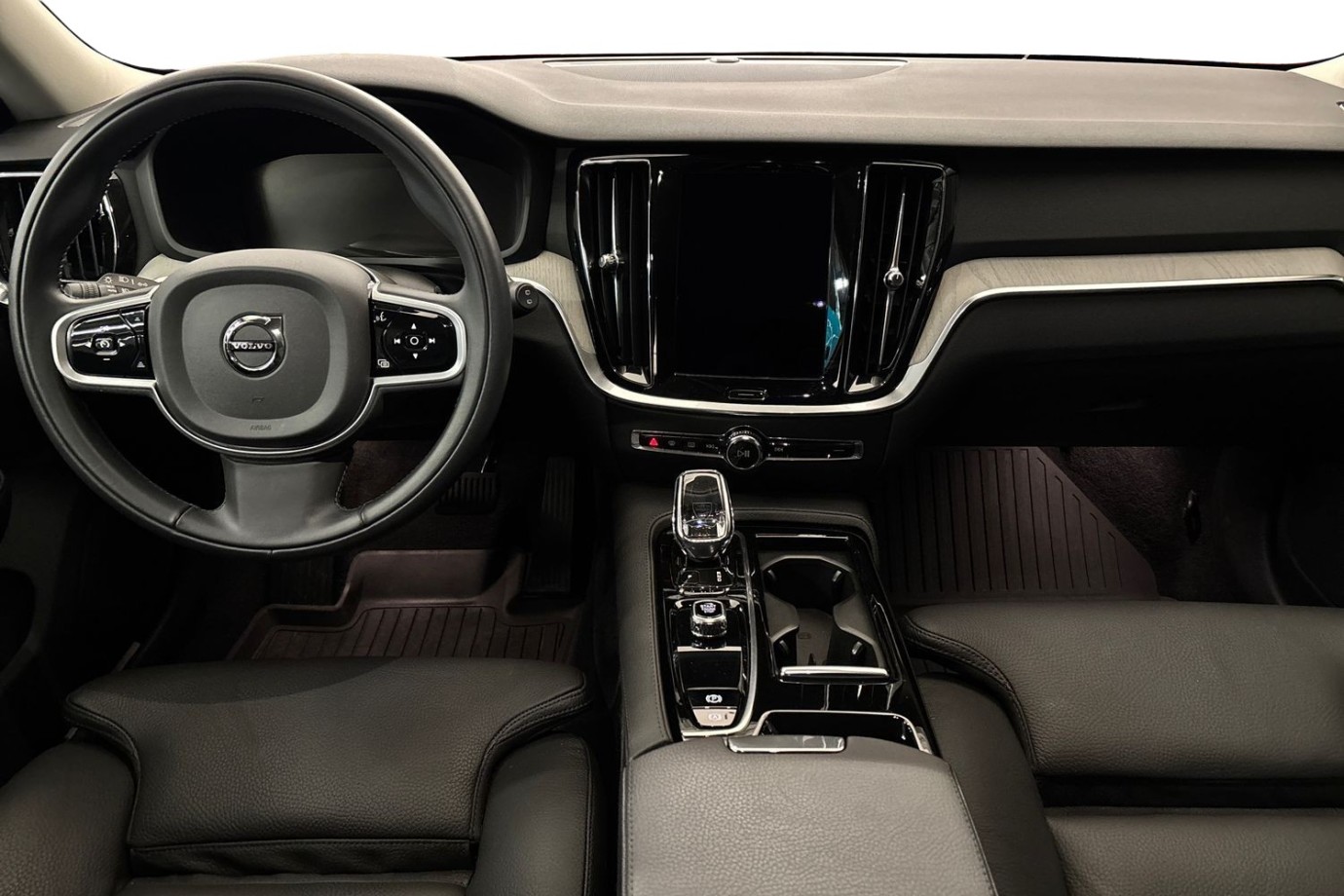 Esittelykuva Volvo V60 lataushybridiautosta.