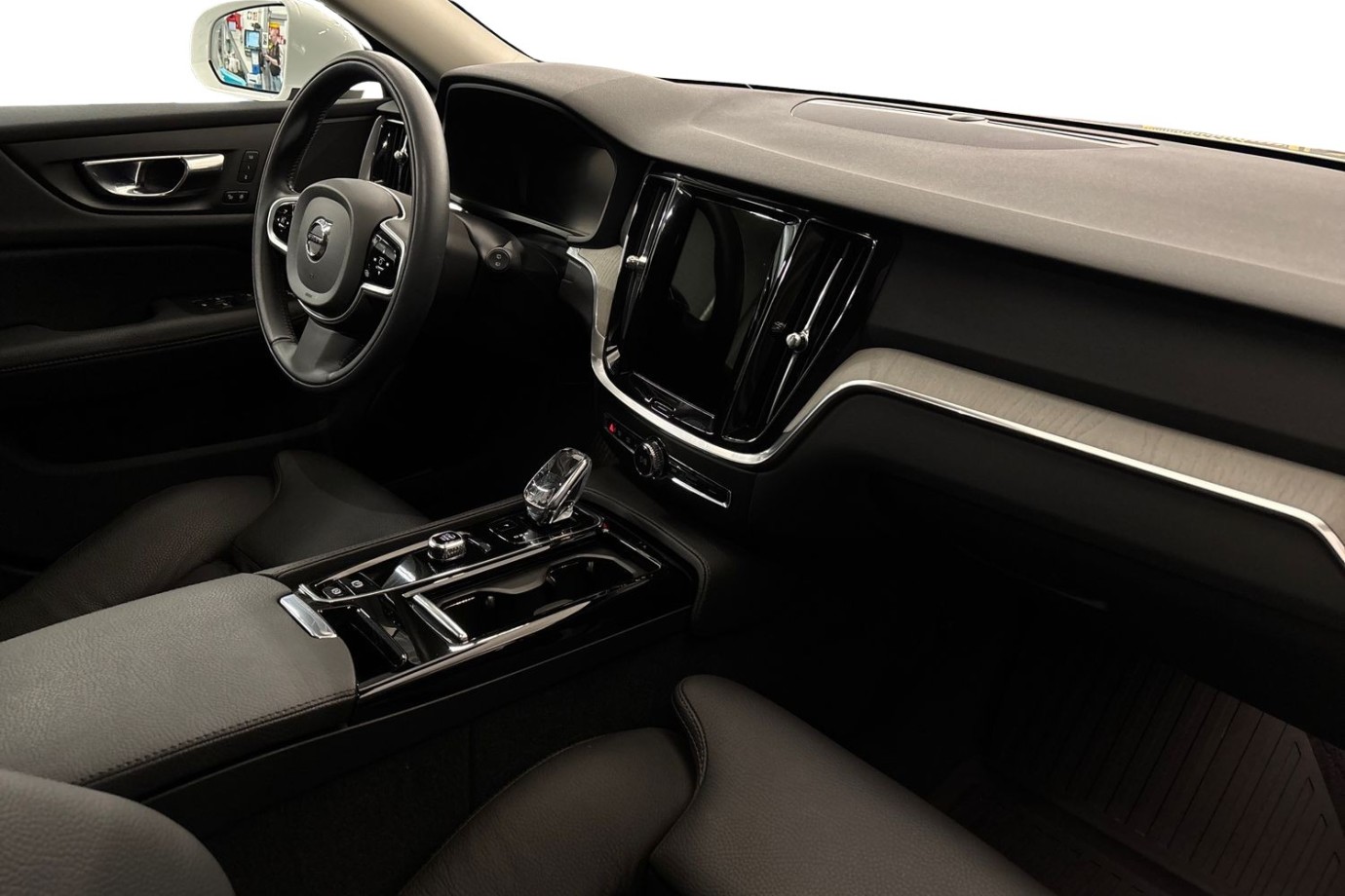 Esittelykuva Volvo V60 lataushybridiautosta.