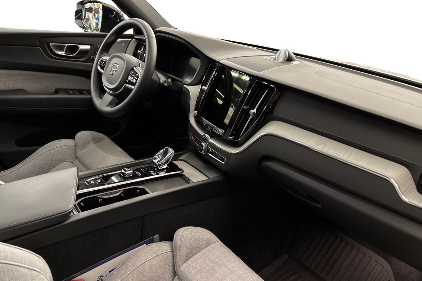 Esittelykuva Volvo XC60 lataushybridiautosta.