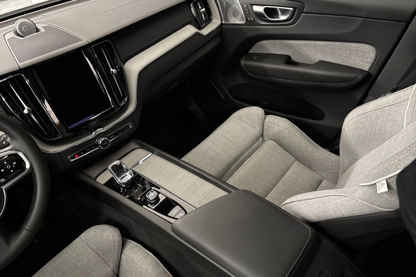 Esittelykuva Volvo XC60 lataushybridiautosta.