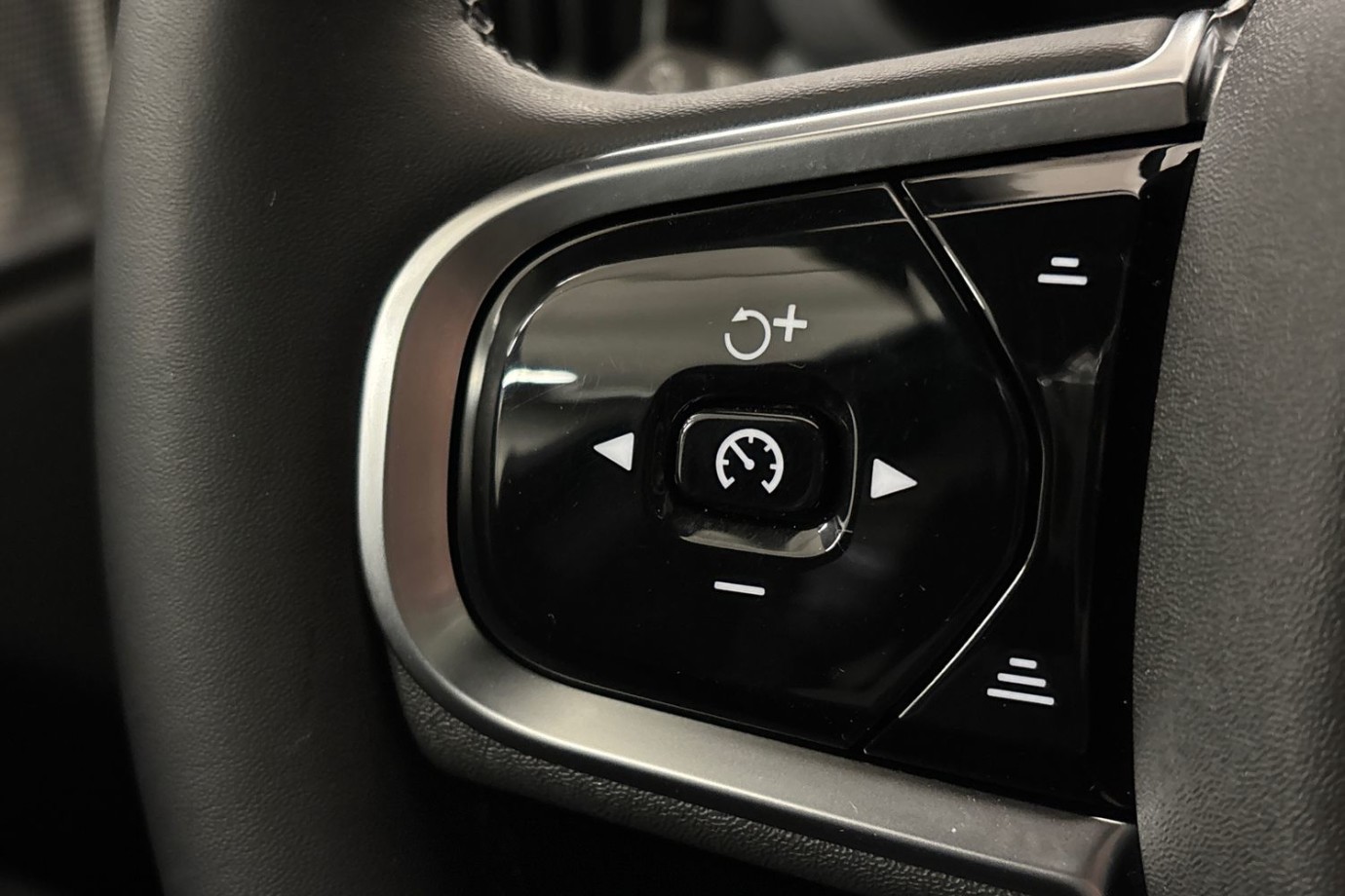Esittelykuva Volvo XC60 lataushybridiautosta.