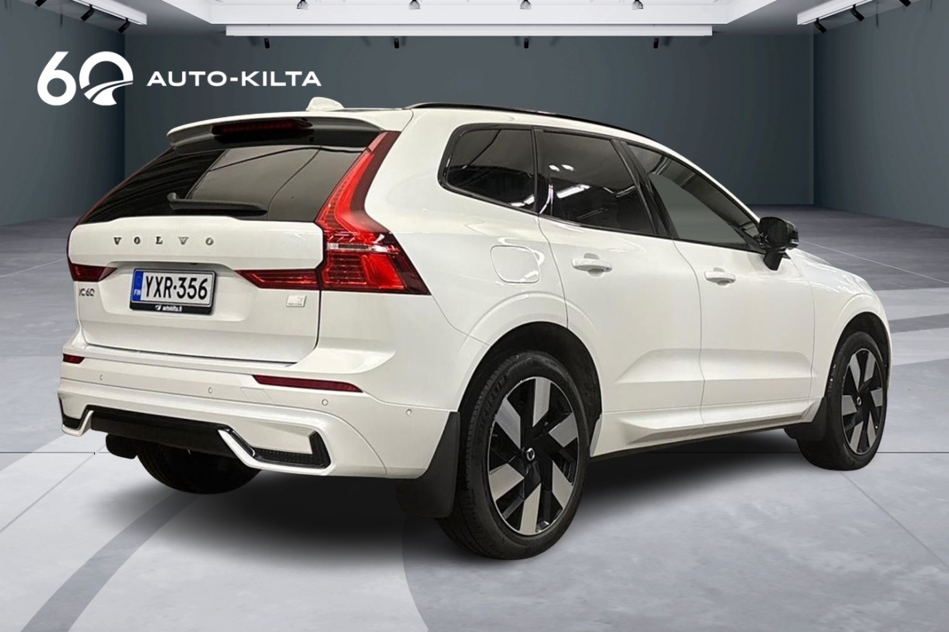 Esittelykuva Volvo XC60 lataushybridiautosta.