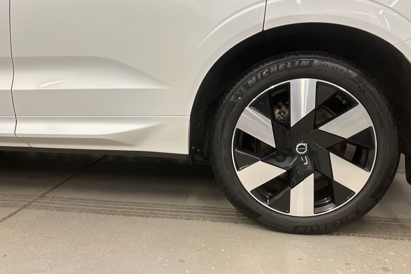 Esittelykuva Volvo XC60 lataushybridiautosta.