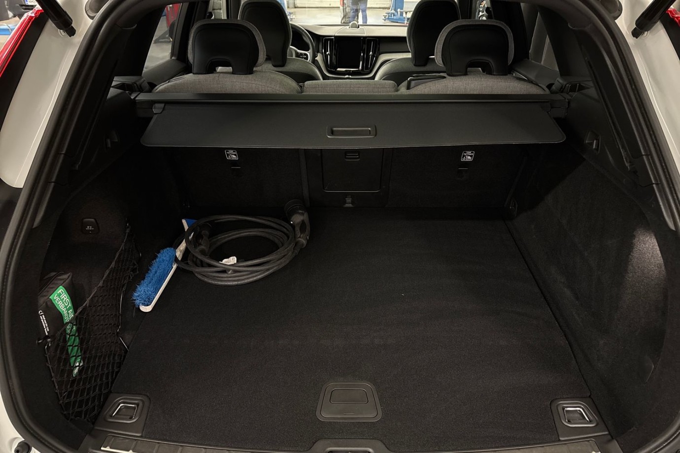 Esittelykuva Volvo XC60 lataushybridiautosta.