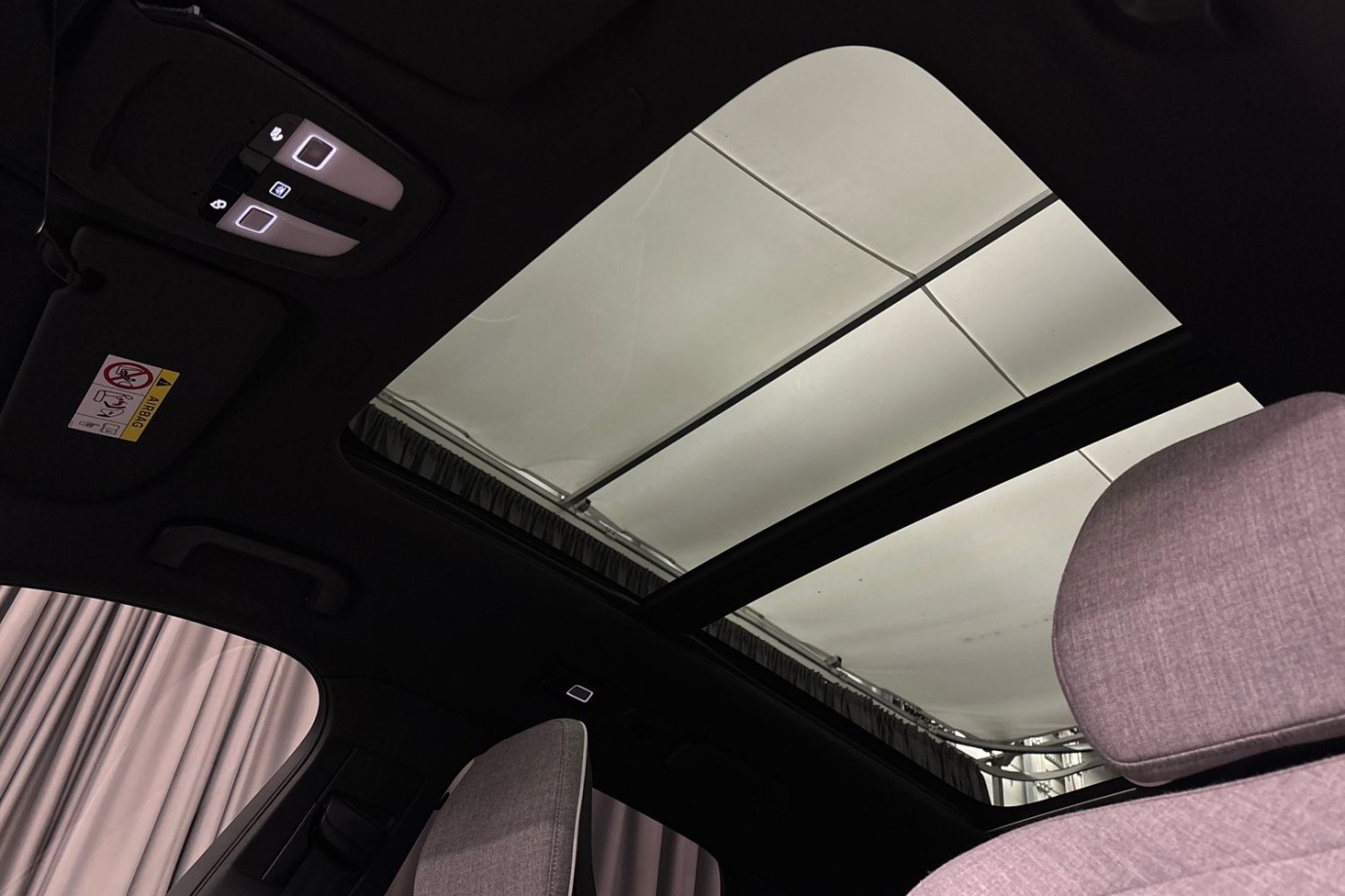 Esittelykuva Volvo XC60 lataushybridiautosta.