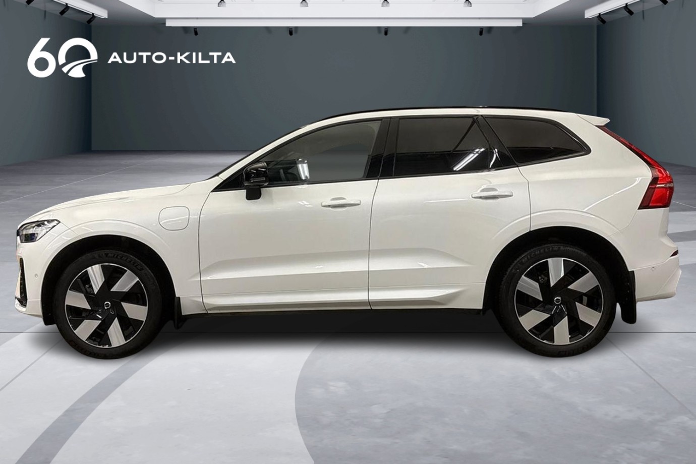 Esittelykuva Volvo XC60 lataushybridiautosta.