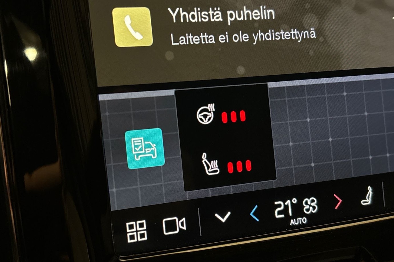 Esittelykuva Volvo XC60 lataushybridiautosta.