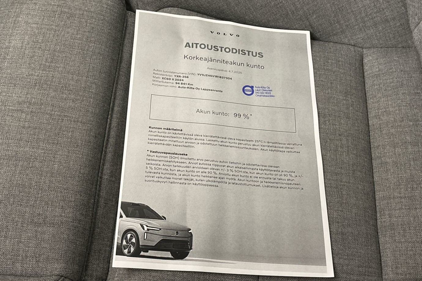 Esittelykuva Volvo XC60 lataushybridiautosta.
