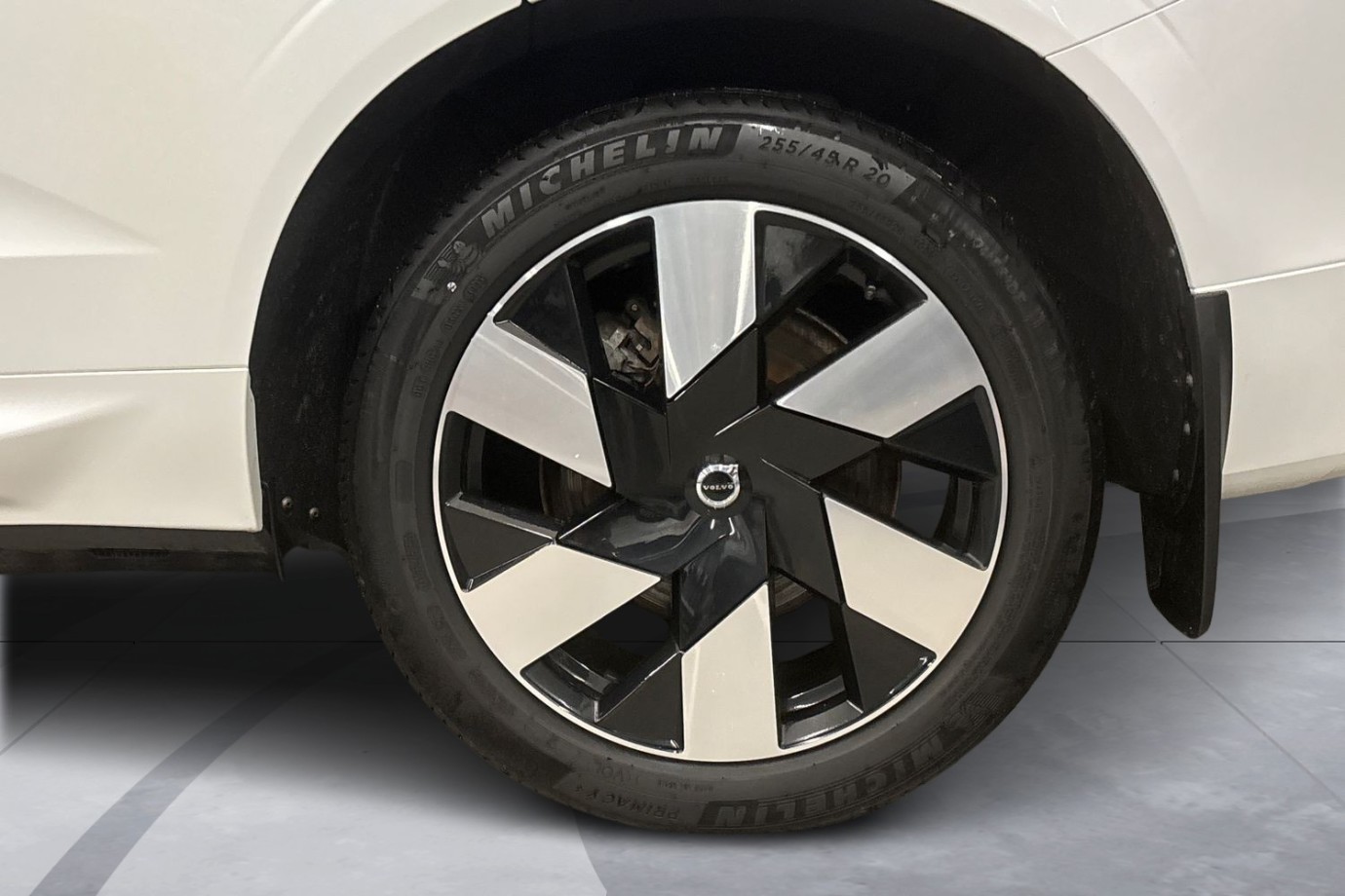 Esittelykuva Volvo XC60 lataushybridiautosta.