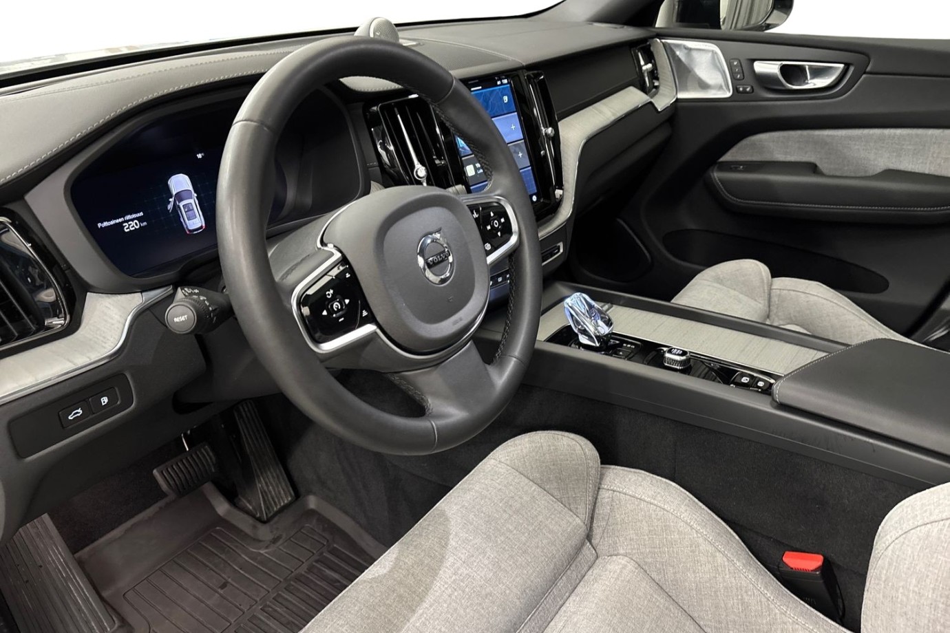 Esittelykuva Volvo XC60 lataushybridiautosta.