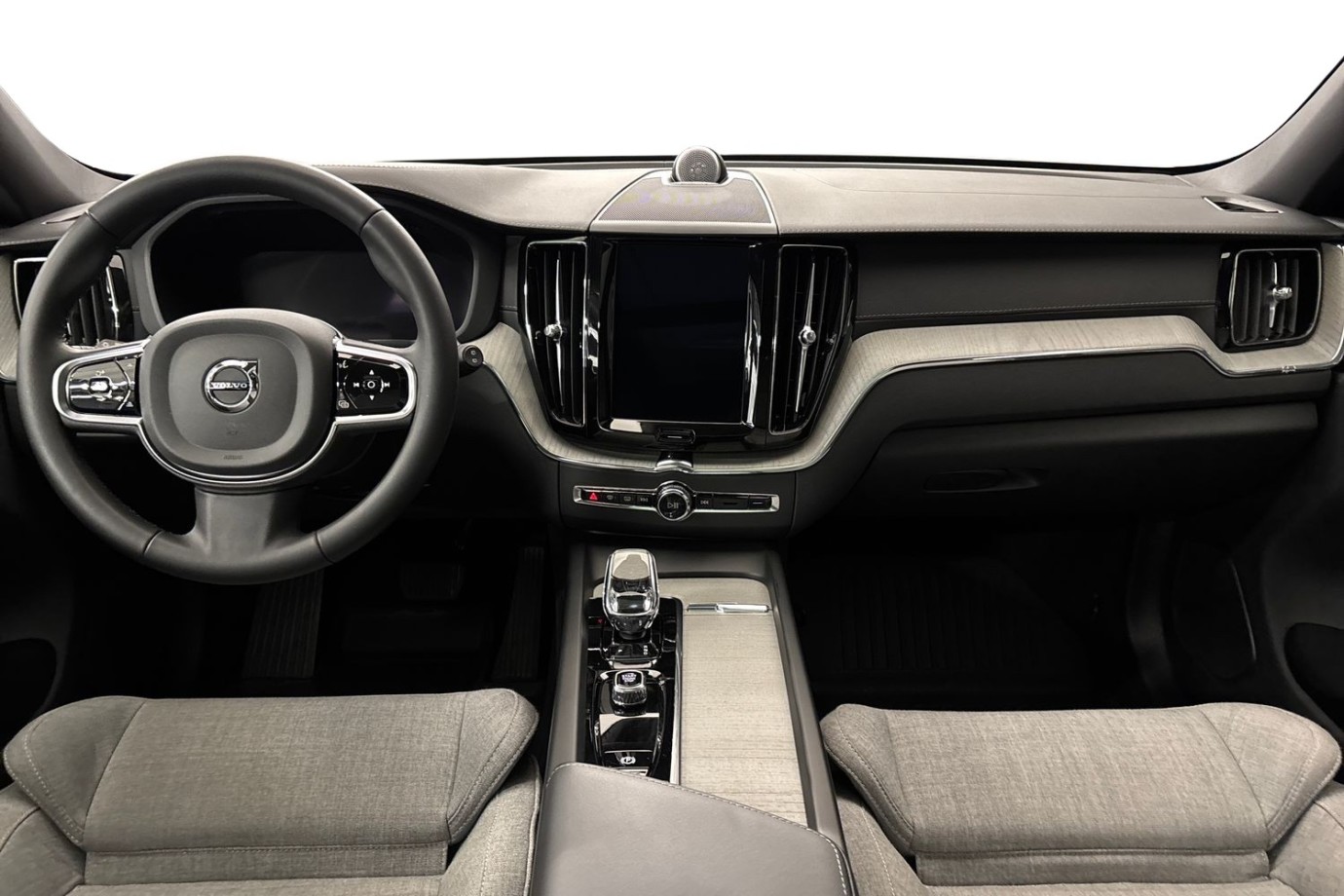 Esittelykuva Volvo XC60 lataushybridiautosta.