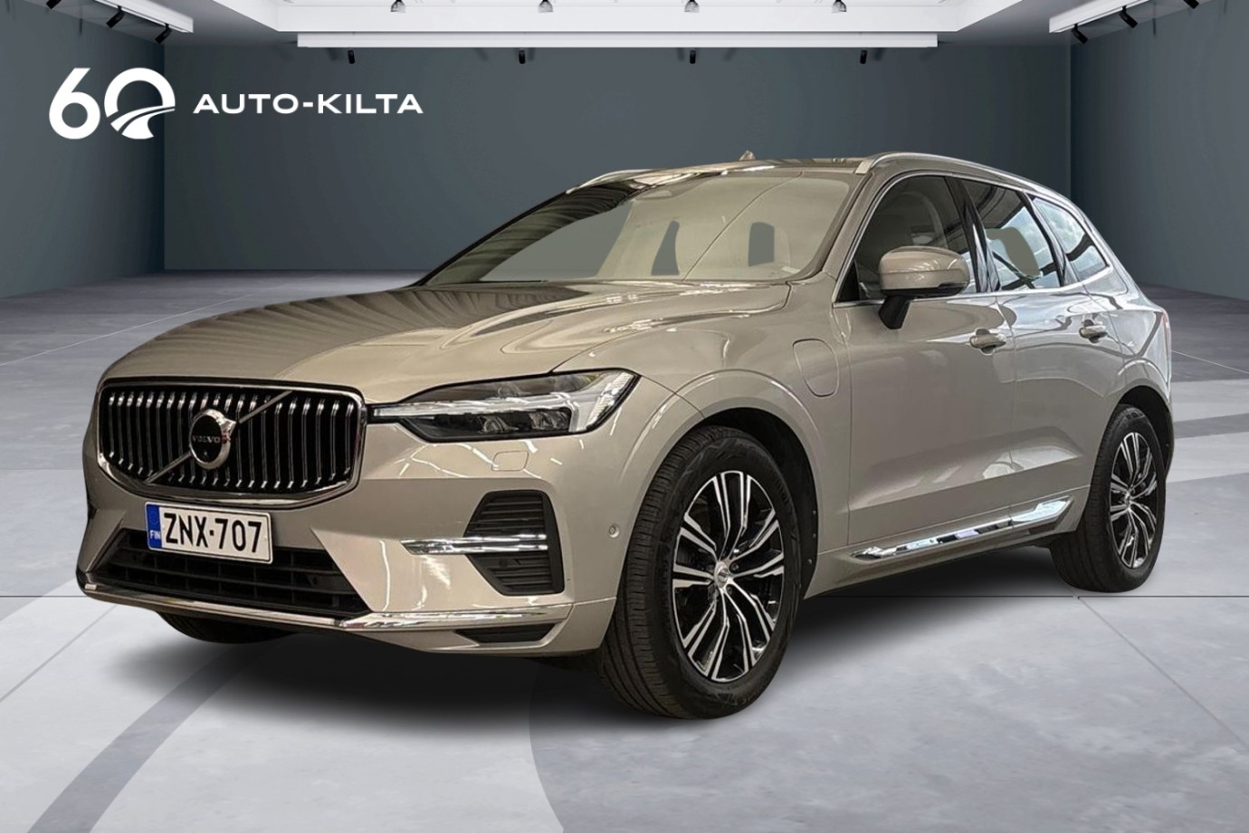 Esittelykuva Volvo XC60 lataushybridiautosta.