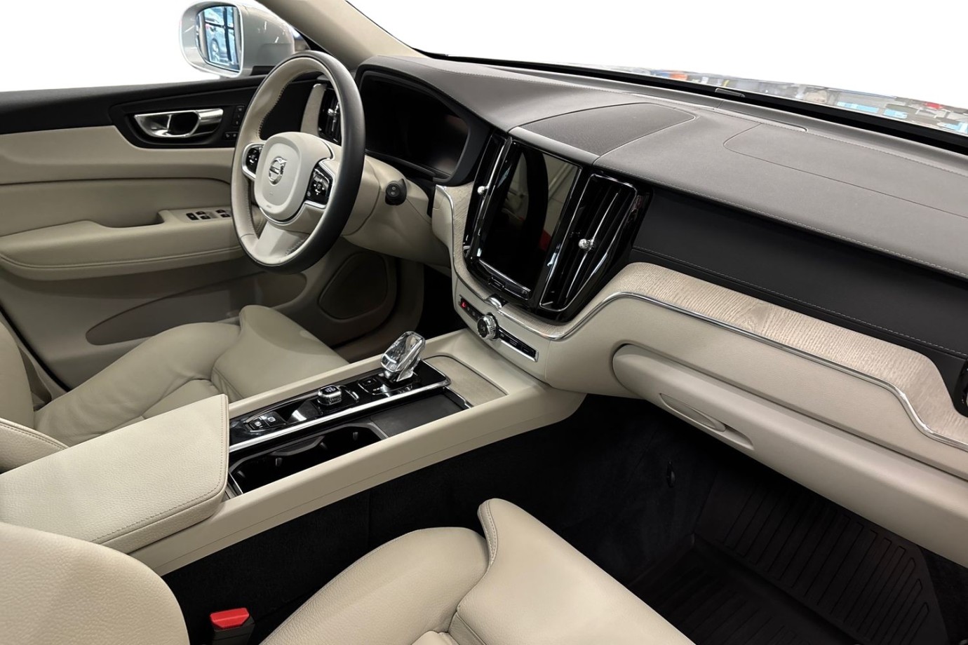 Esittelykuva Volvo XC60 lataushybridiautosta.