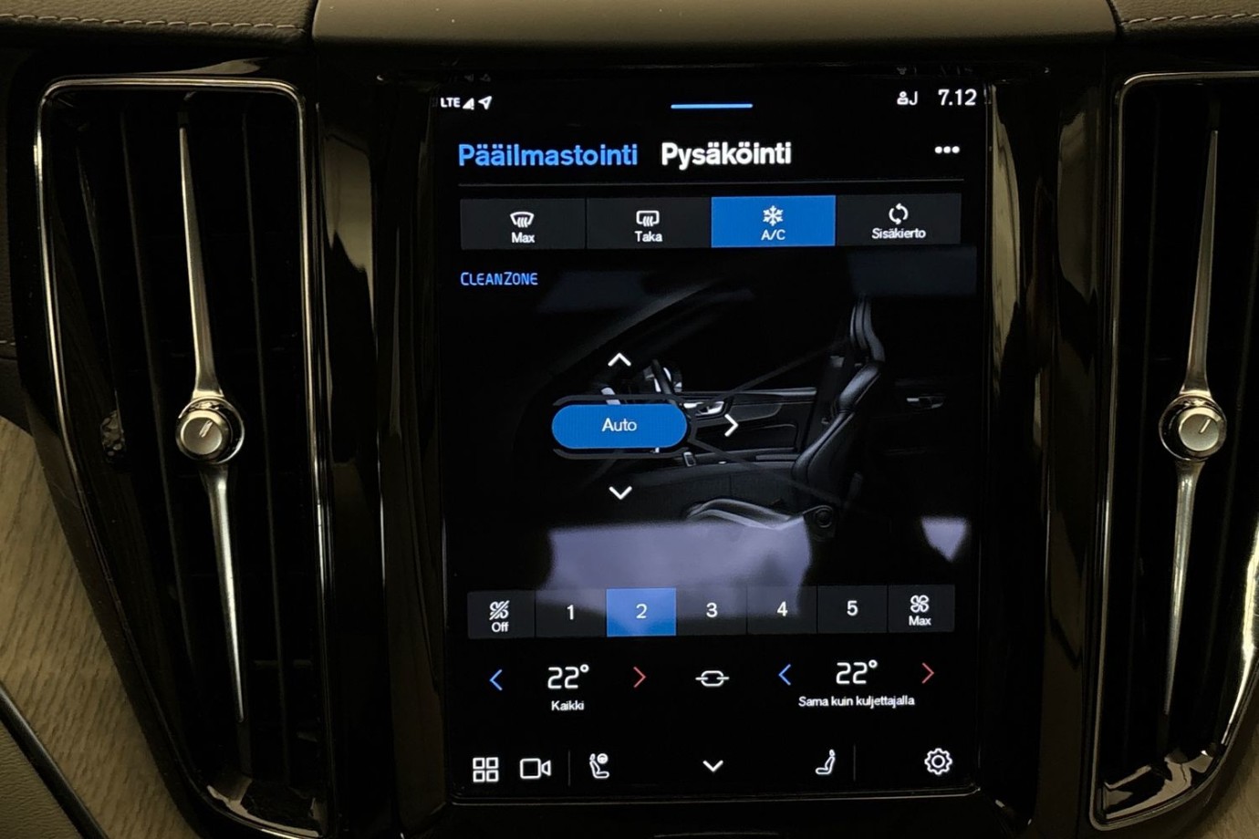 Esittelykuva Volvo XC60 lataushybridiautosta.