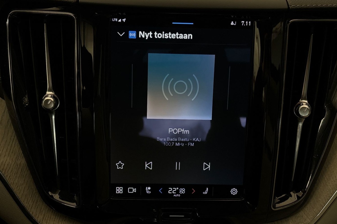 Esittelykuva Volvo XC60 lataushybridiautosta.