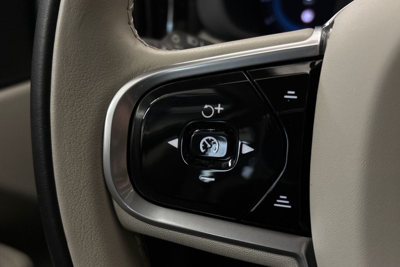 Esittelykuva Volvo XC60 lataushybridiautosta.