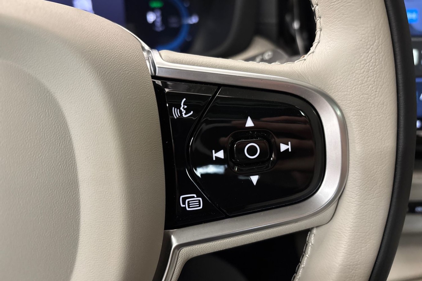 Esittelykuva Volvo XC60 lataushybridiautosta.